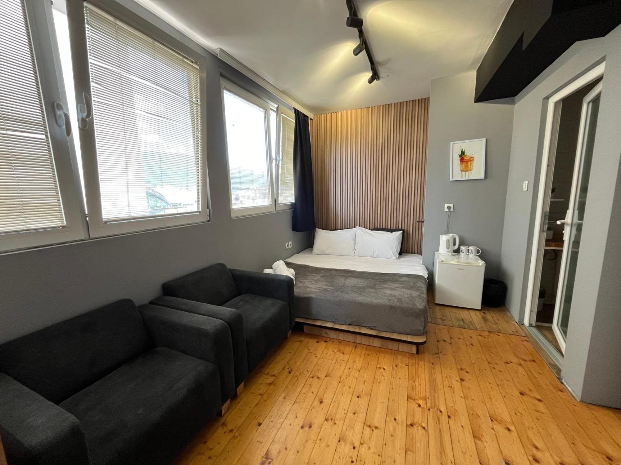 Mickitos Urban Hostel Szkopje Kültér fotó